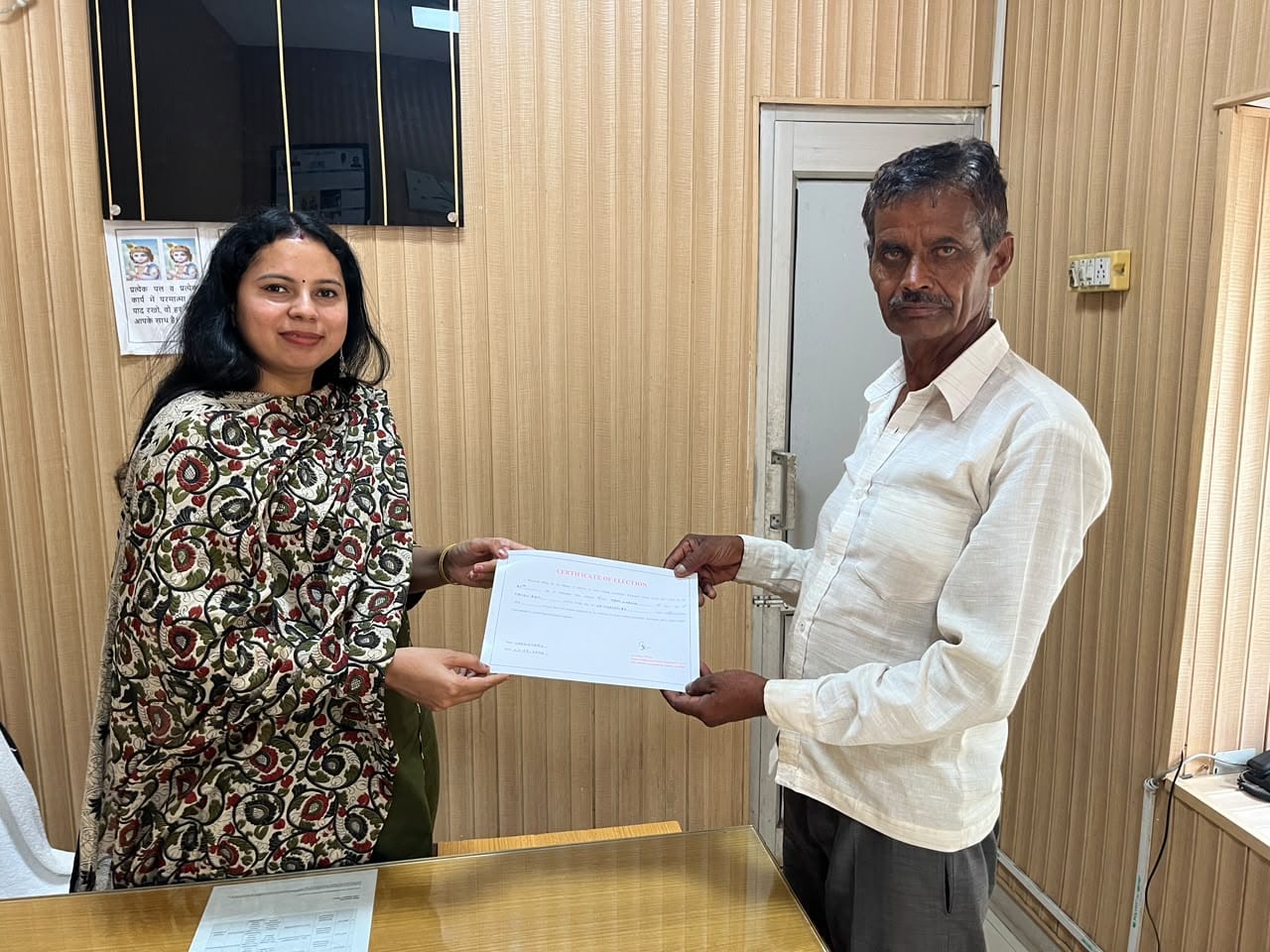 रिटर्निंग ऑफिसर पूजा कुमारी, निर्विरोध निर्वाचित सदस्यों को चुनाव प्रमाण-पत्र प्रदान करते हुए। 