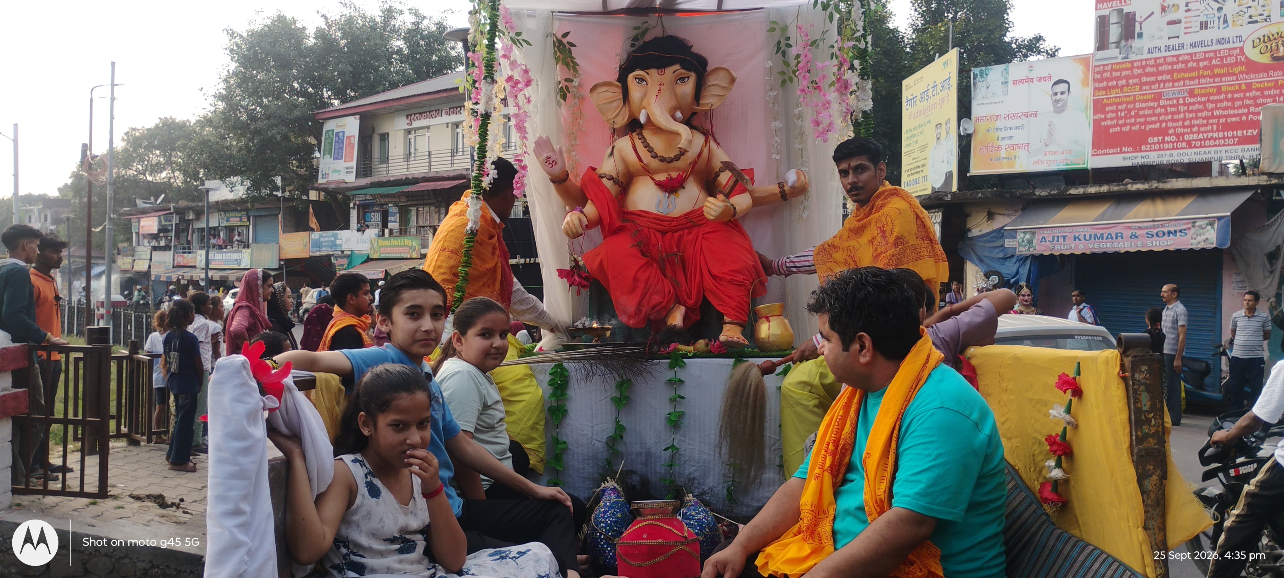 सुजानपुर शहर में गणेश उत्सव के समापन पर निकाली गई शोभा यात्रा। संवाद