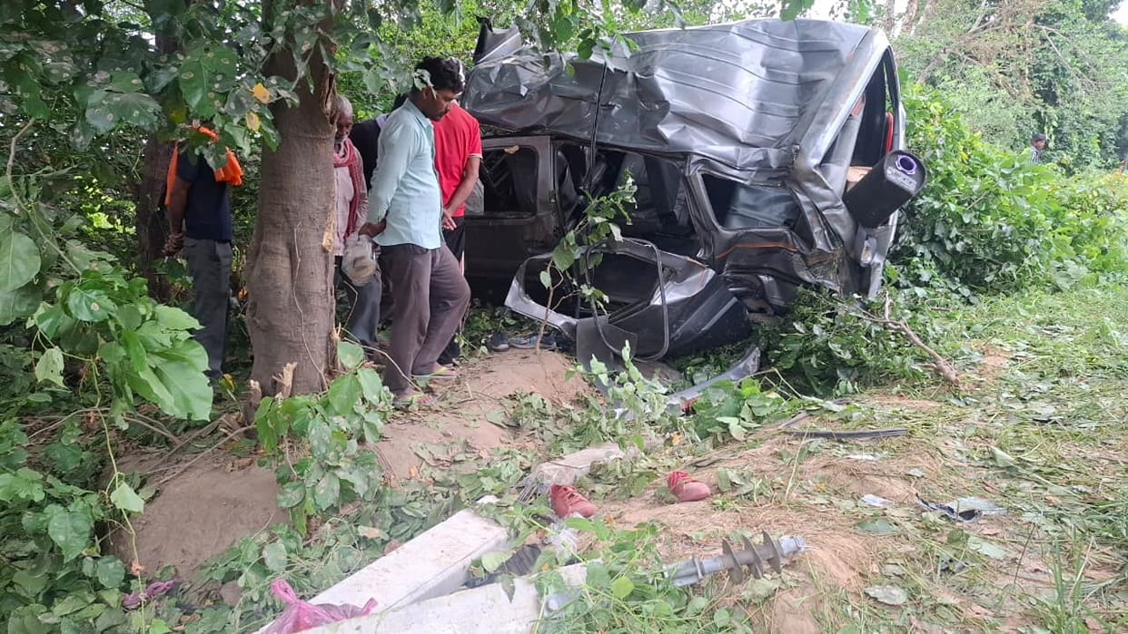 Car carrying people returning from a fair crashes into a pole; 10 injured.