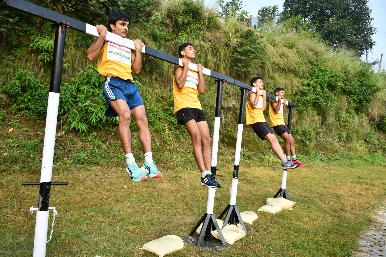 सिंथेटिक ट्रैक अणु में अग्निवीर भर्ती के फिजिकल टेस्ट के दौरान पुलअप निकालते युवा। स्रोत जन संप