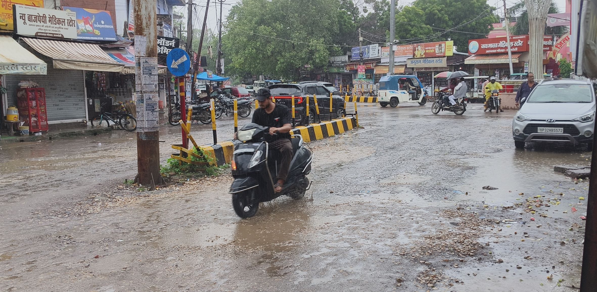 शहर के जिला अस्पताल चौराहा पर रिमझिम होती बारिश। 
