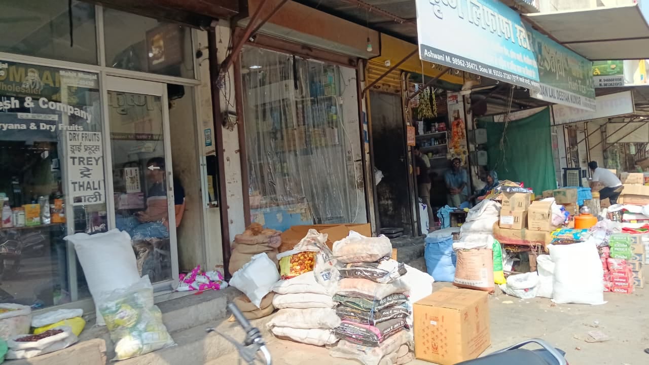 शहर की पुरानी अनाजमंडी में स्थित किरयाणा की दुकाने। संवाद