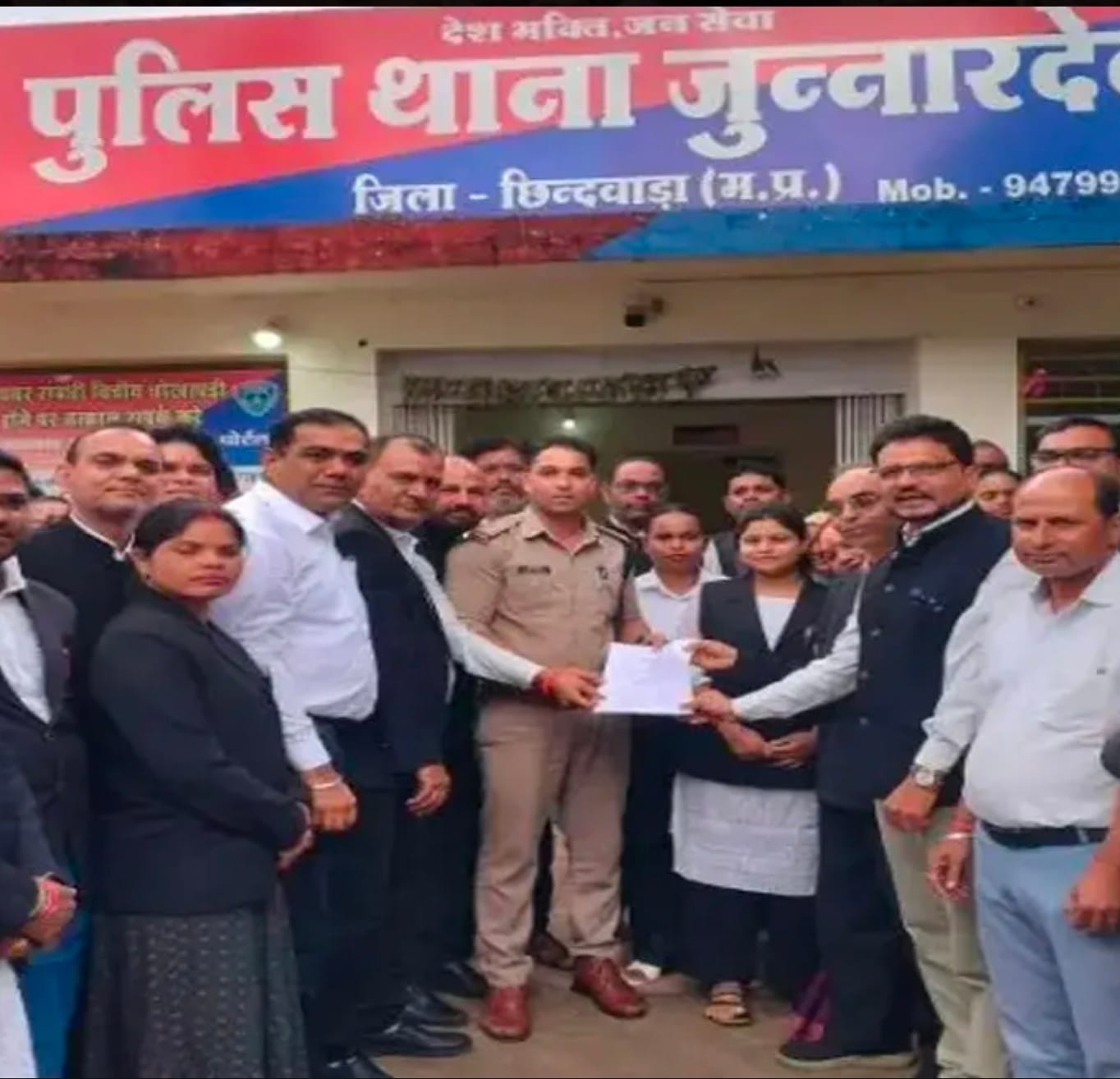 शिकायत करते अधिवक्ता गण