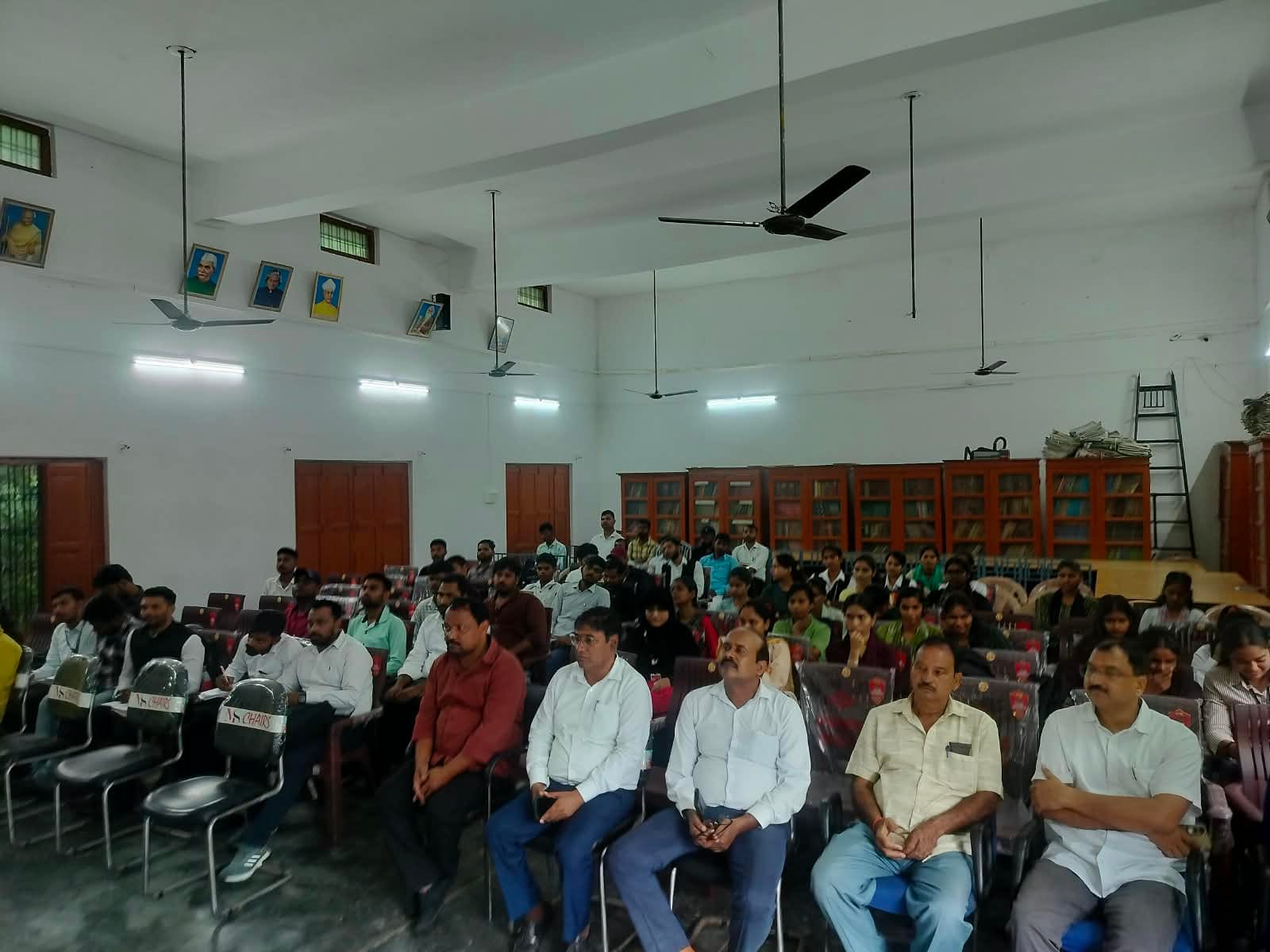 टीडी लॉ कालेज में आयोजित संगोष्ठी में शामिल लोग। कालेज