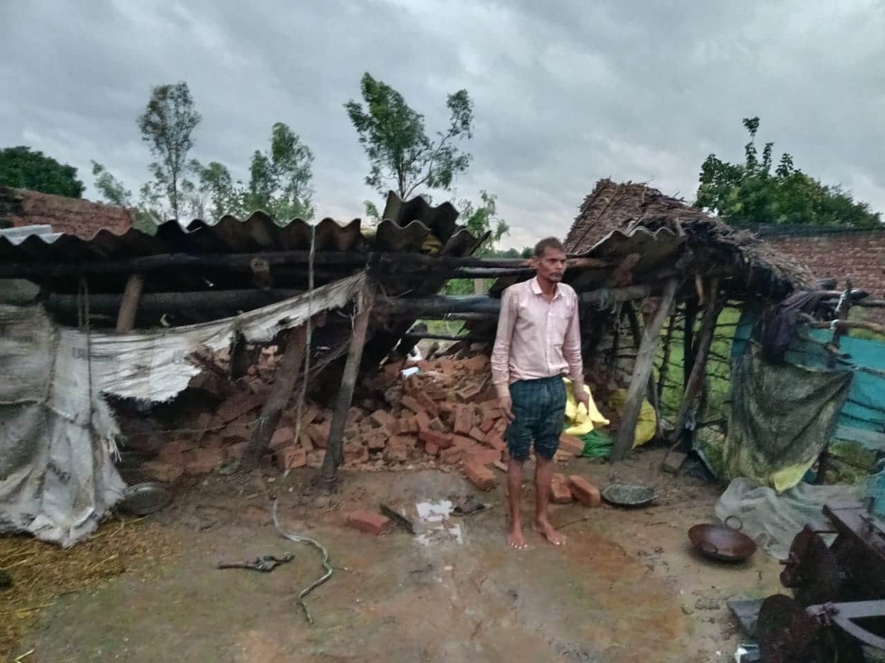 तिलहर के गांव राजनपुर में कच्चे मकान के आगे पड़ी टिन गिर गई। संवाद