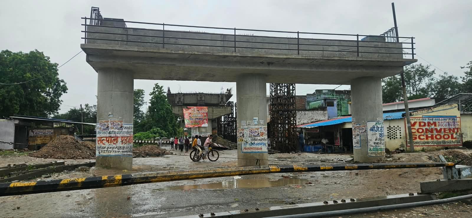 तिलहर-निगोही मार्ग पर बंद रेलवे क्रॉसिंग। संवाद