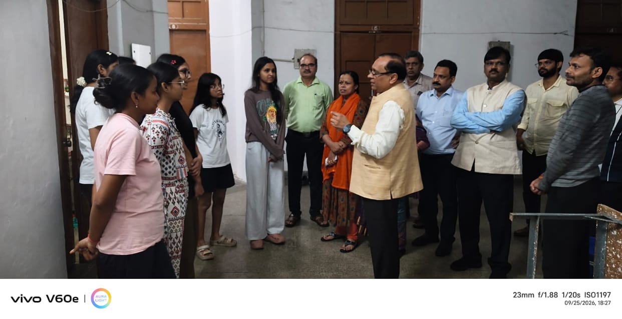 Vice-Chancellor visits Tilak Hostel; checks quality by tasting mess food.