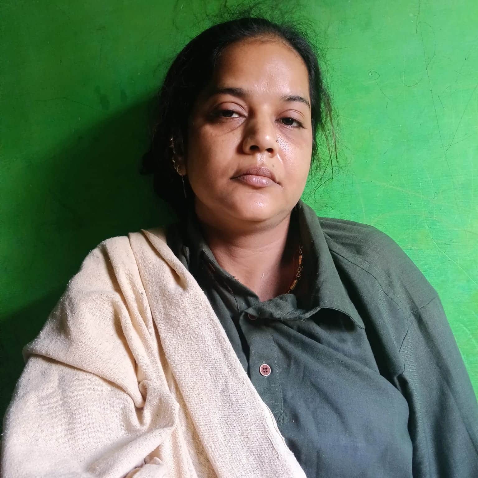 तीन लाख का ब्रेसलेट गायब होने के बाद परेशान माधुरी देवी।