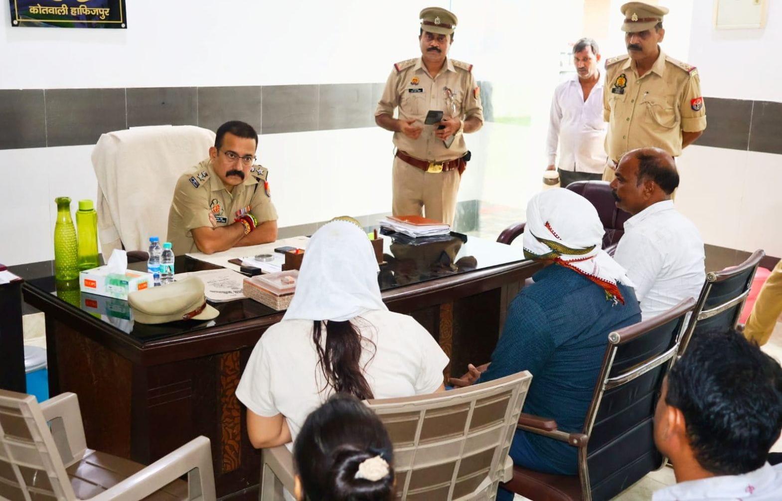 थाना हाफिजपुर में थाना समाधान दिवस में लोगों की समस्या सुनते एसपी। स्रोत: पुलिस