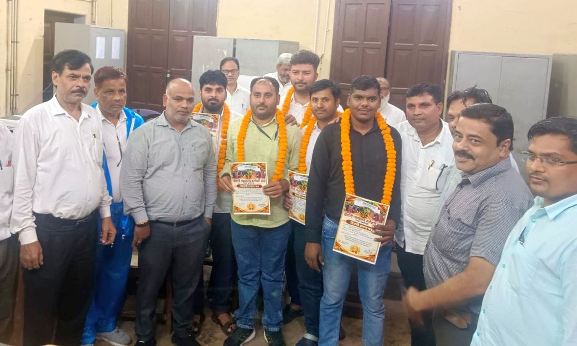 दीवानी न्यायालय परिसर में चुनाव के बाद खुशी जताते कर्मचारी संघ के पदाधिकारी। स्रोत-संघ