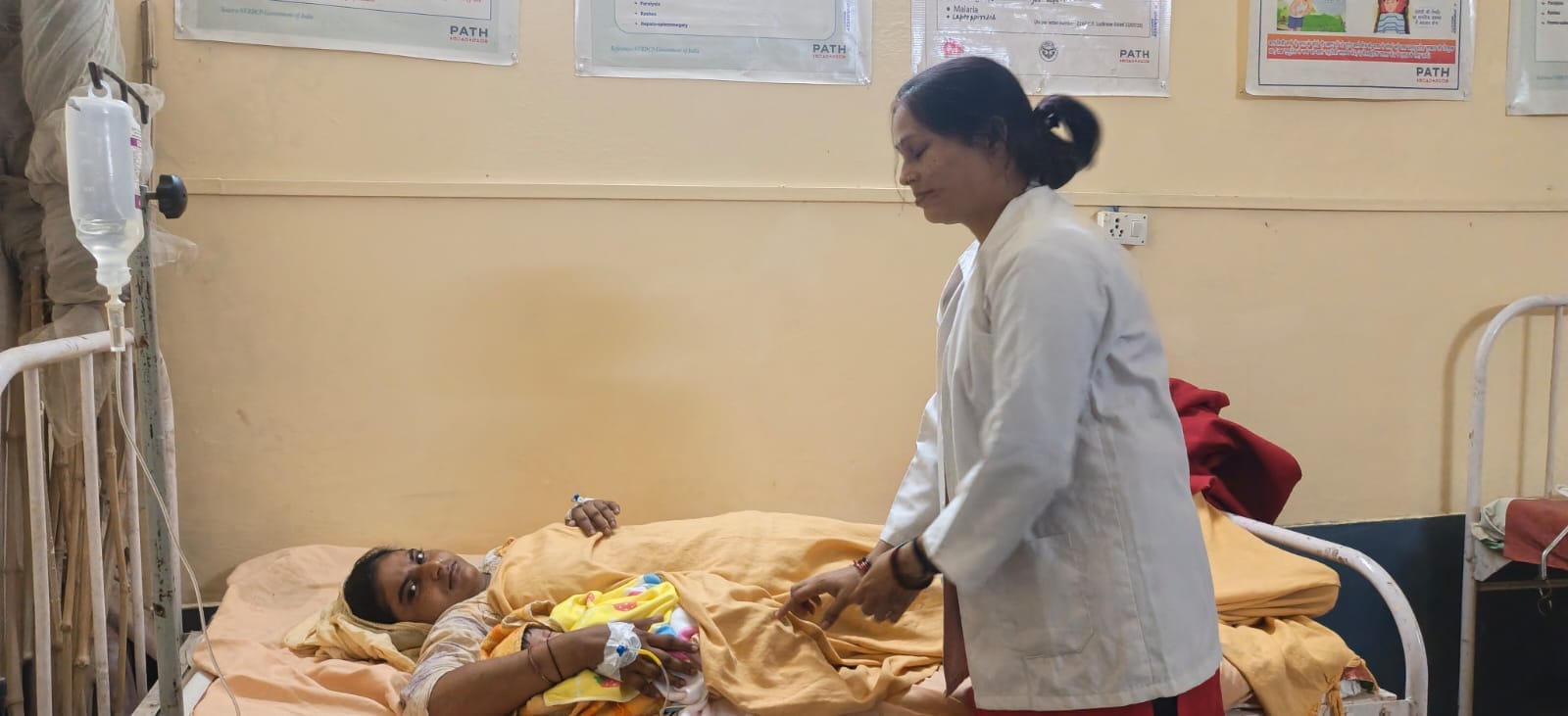 धौरहरा सीएचसी में ऑपरेशन के बाद भर्ती जच्चा-बच्चा। स्रोत : स्वास्थ्य विभाग