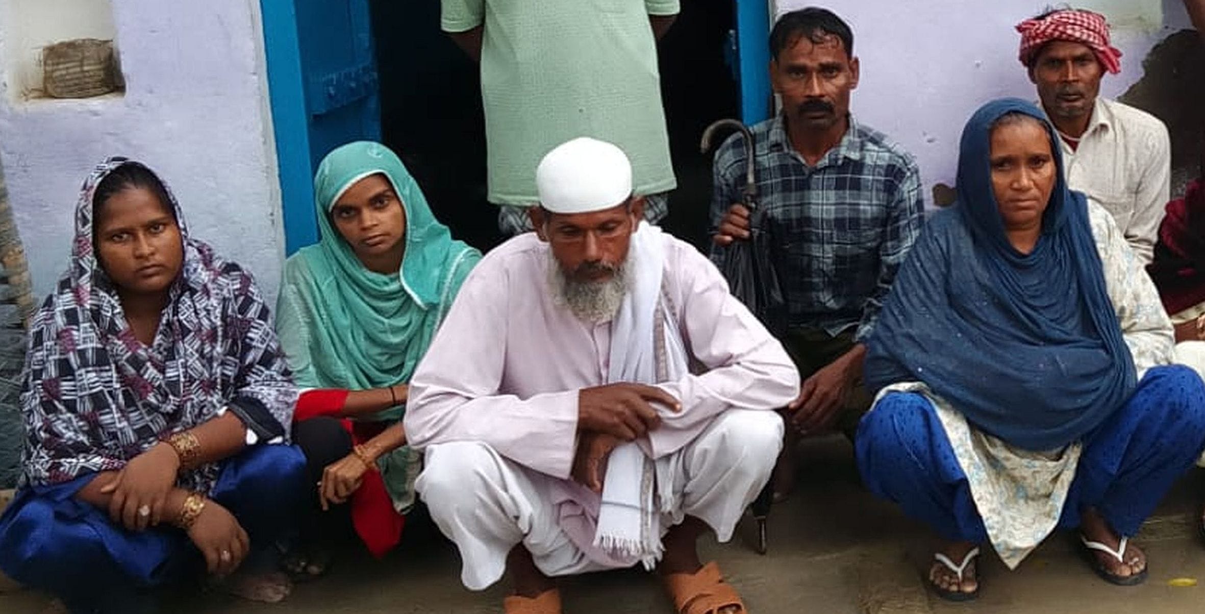  उमापुर भगवानपुर गांव में गमगीन परिजन। स्रोत : स्थानीय