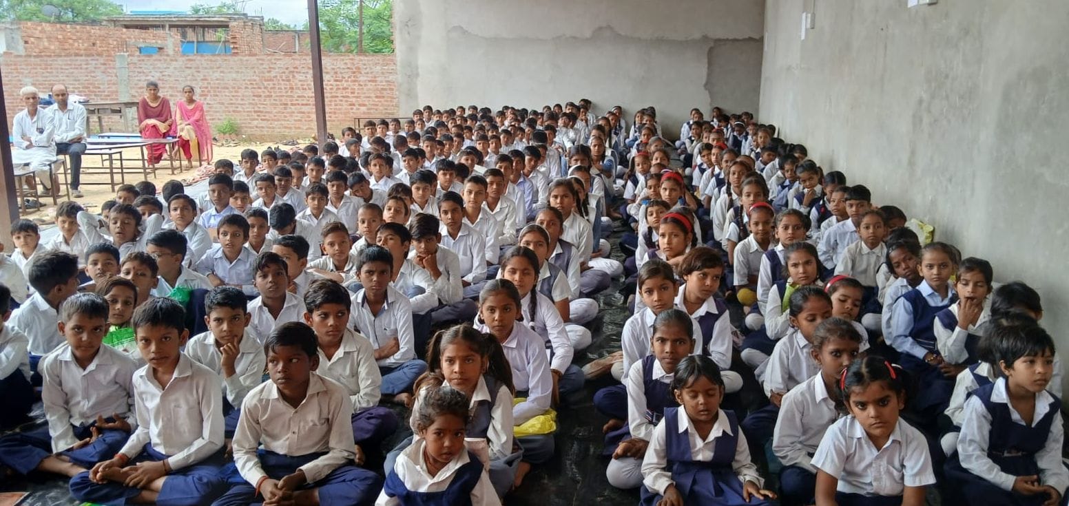 उसहैत में वंदे मातरम कार्यक्रम में शामिल बच्चे। संवाद