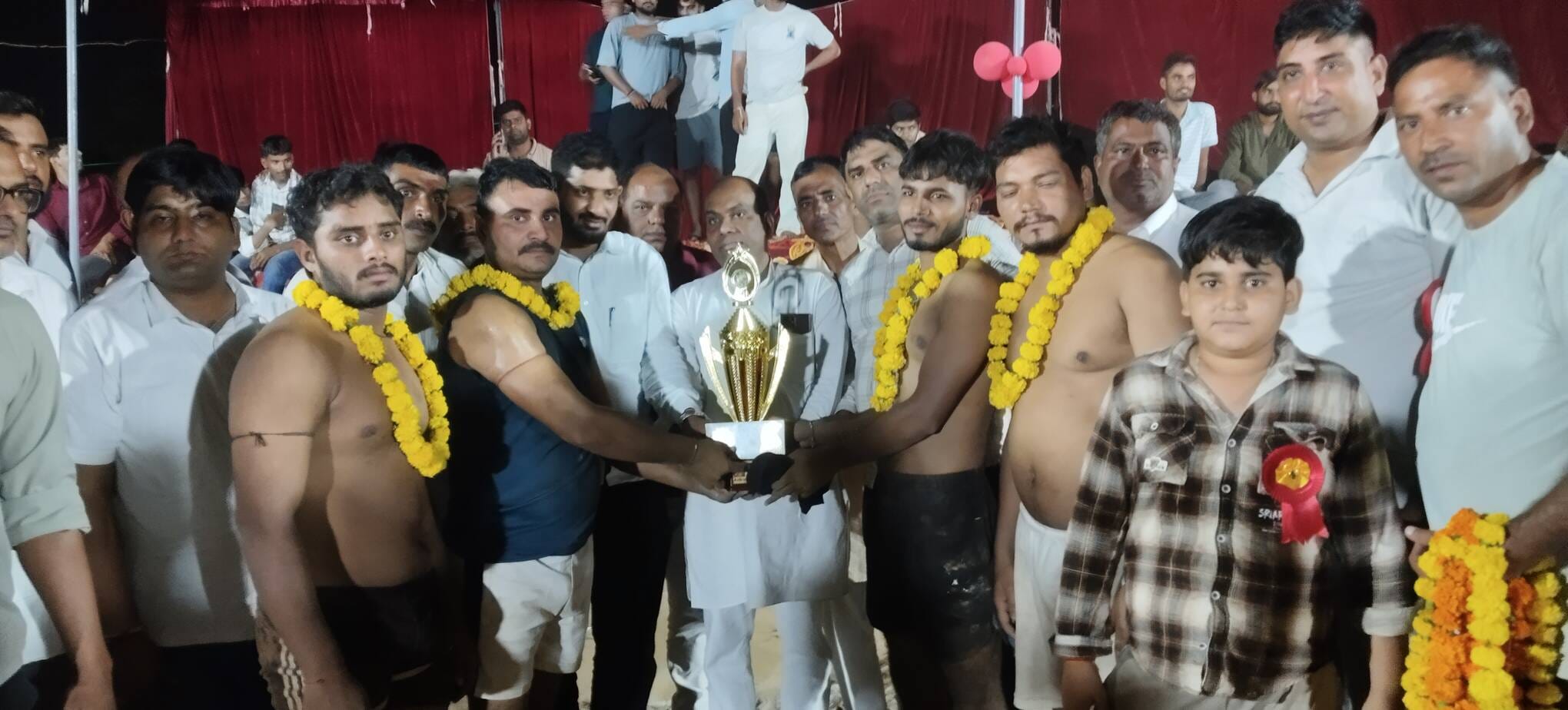 विजेता प्रतिभागियों को सम्मानित करते आयोजक। स्त्रोत: ग्रामीण