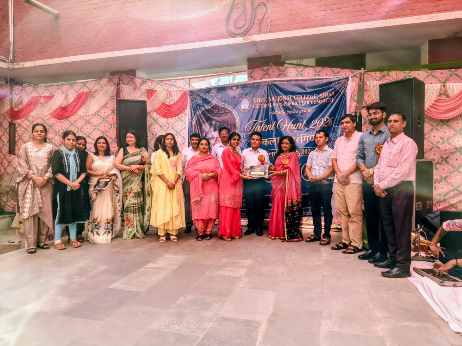 विजेताओं को सम्मानित करते मुख्य अतिथि पूर्व प्राचार्य डॉ. प्रेम कम्बोज।
