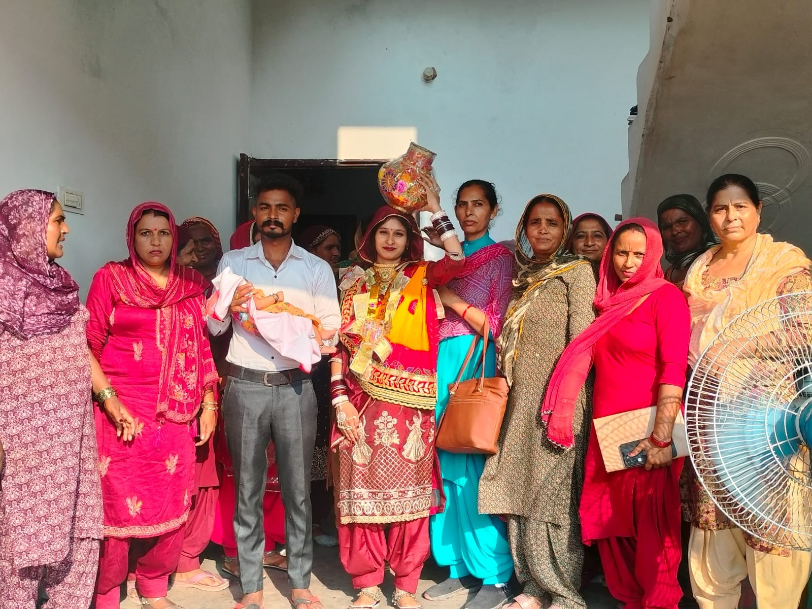 वार्ड नंबर तीन में पहली कन्या के जन्म की खुशी में बेटी उत्सव मनाते स्वास्थ्य कर्मचारी, परिजन व 