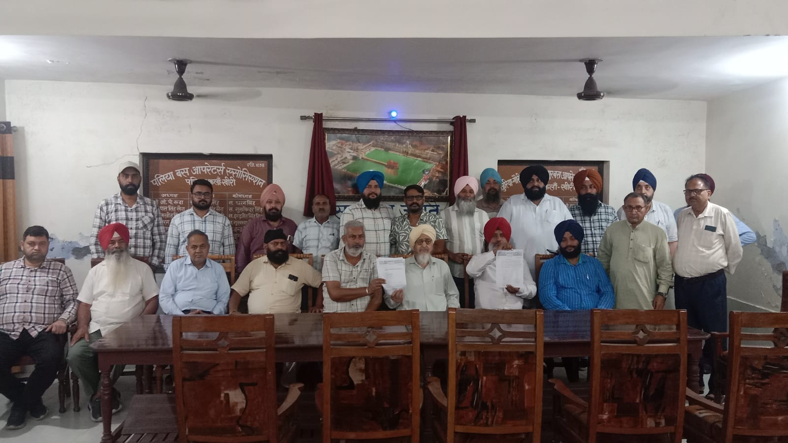 वार्ता करते पलिया यूनियन पदाधिकारी । स्रोत : यूनियन