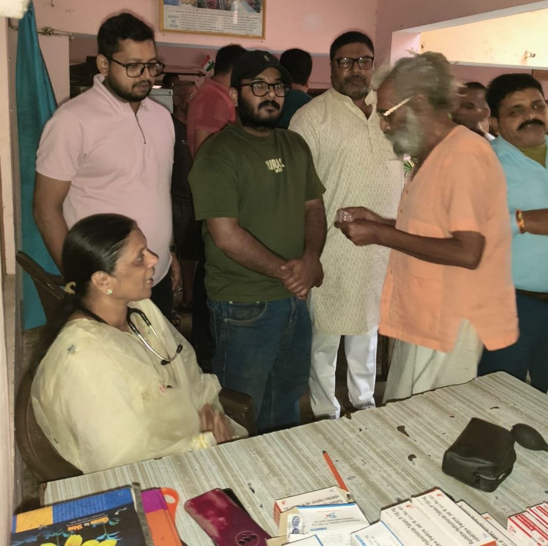 वृद्धा आश्रम में बुजुर्गों की जांच करतीं प्राचार्य डॉ. वाणी गुप्ता। स्रोत : मेडिकल कॉलेज