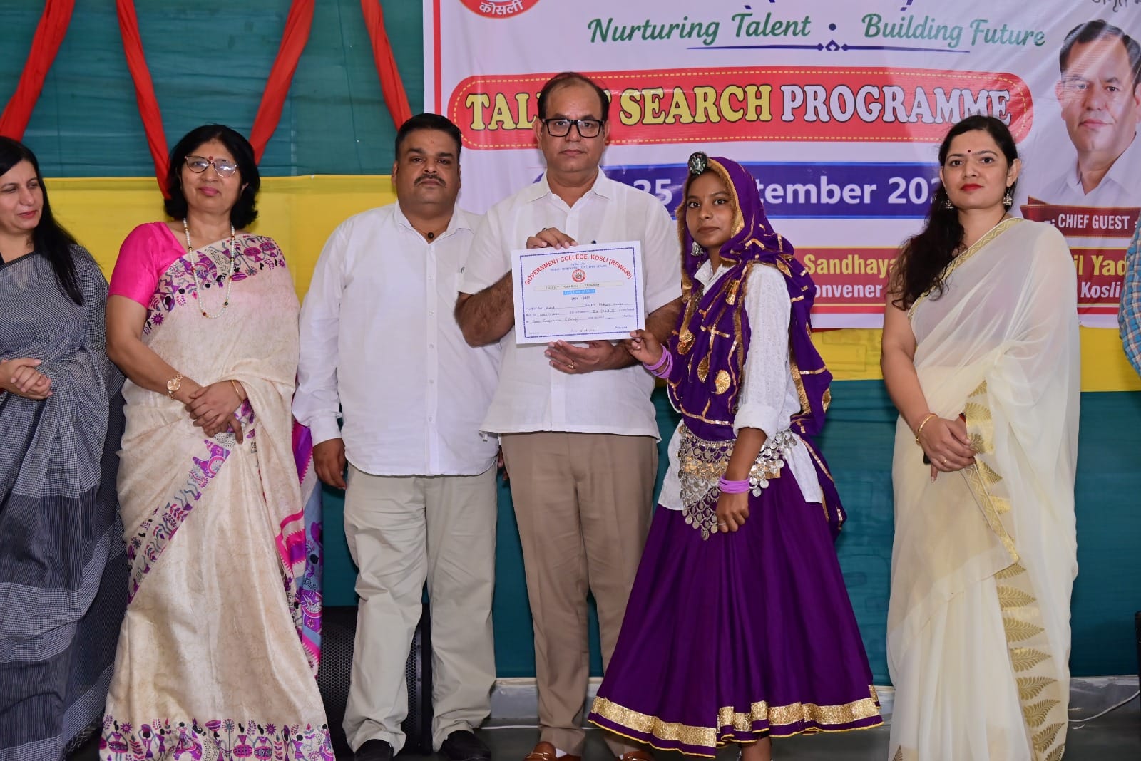 विद्यार्थियों को सम्मानित करते विधायक अनिल यादव। स्रोत : कॉलेज