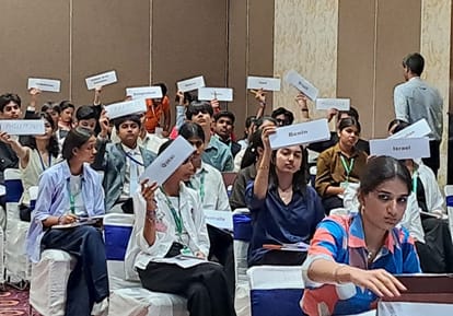 यूपी इंटरनेशनल ट्रेड शो में आयोजित ‘विकसित भारत मॉडल यूनाइटेड नेशंस में भाग लेते विद्यार्थी ।  