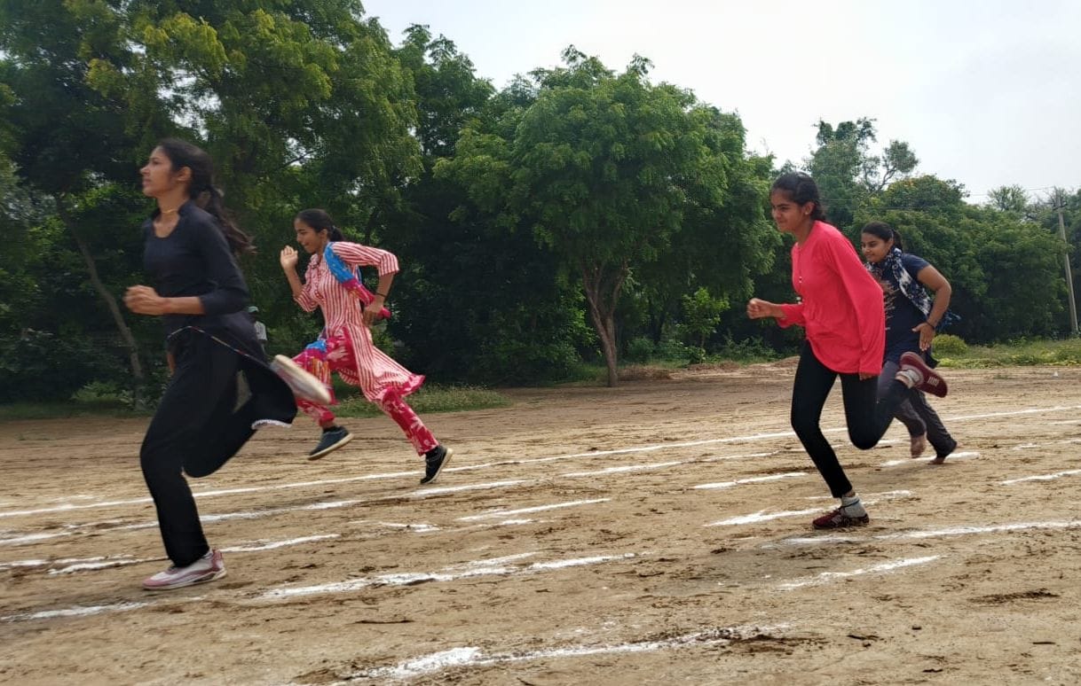 26जेएनडी30: दौड़ प्रतियोगिता में दम दिखाते हुए कॉलेज की छात्राएं। संवाद