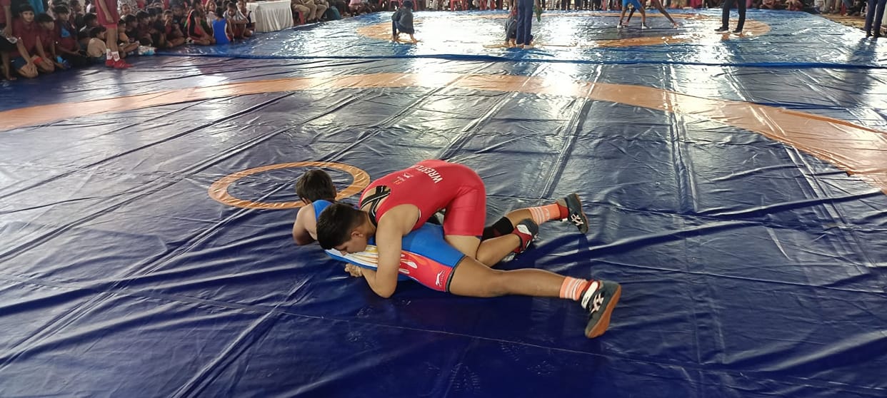 Deep from Moradabad defeated Ayushi from Kanpur in the 62 kg category.
