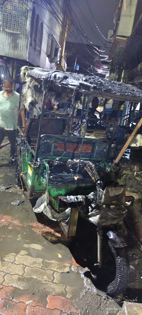E-rickshaw catches fire while charging