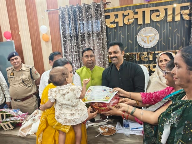आंगन मिलन सेवा कार्यक्रम में हेल्दी बेबी किट वितरित करते केंद्रीय मंत्री कमलेश पासवान