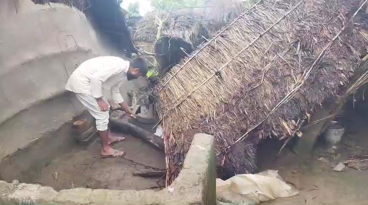 आंधी पानी से गिरी मंजूना की झोपड़ी।स्रोत: ग्रामीण