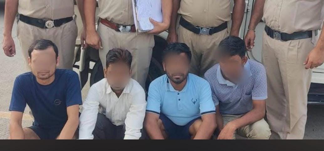 अंबाला छावनी में रेलवे भर्ती परीक्षा के दौरान पकड़े गए आरोपी। पुलिस