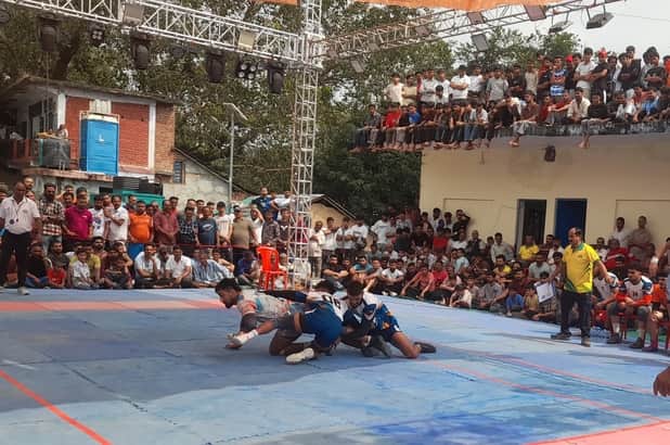 Balcony collapses while watching Kabaddi match; 31 injured in the fall, three referred to Tanda.