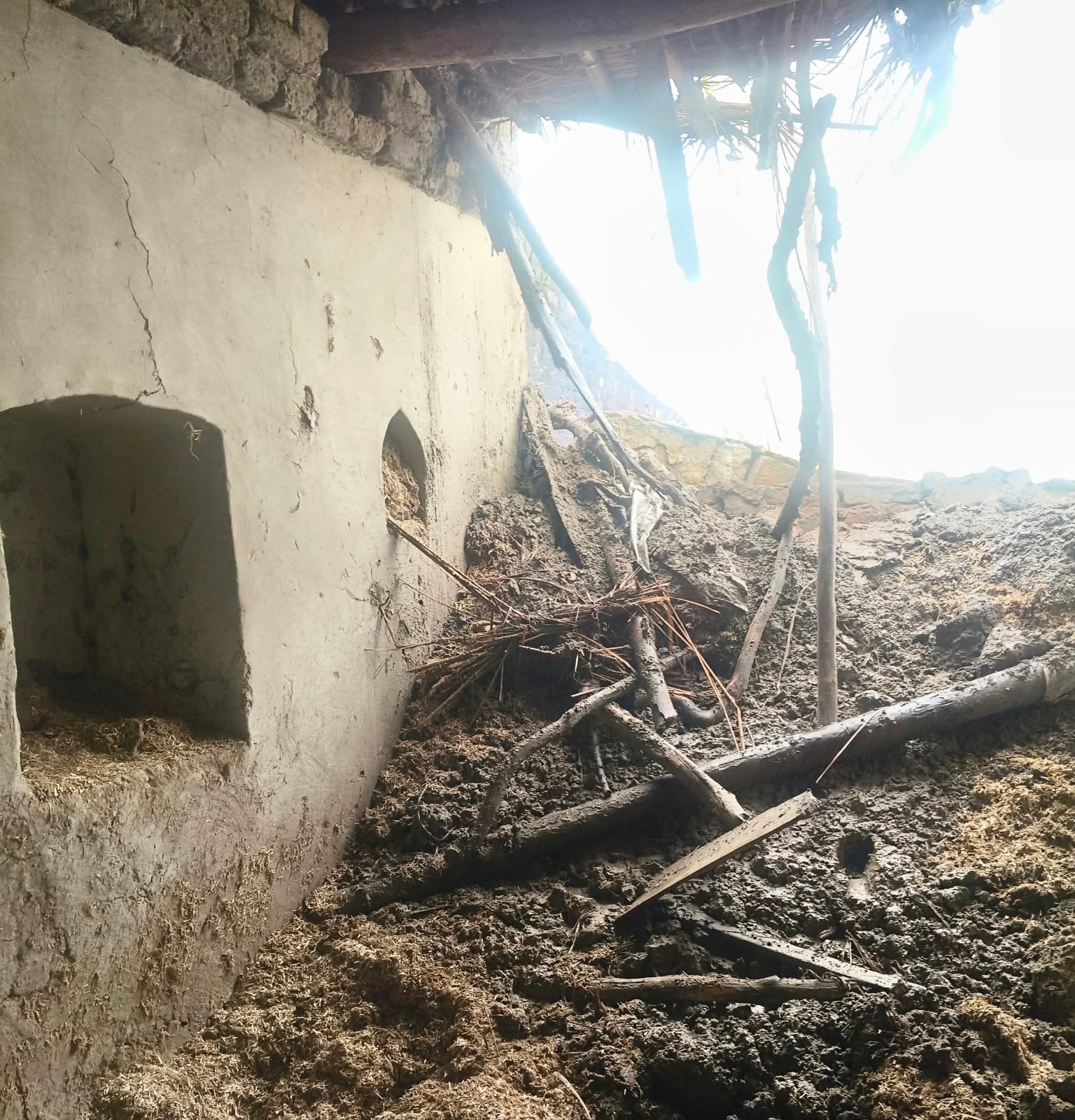 अलीगंज क्षेत्र के सुमौर गांव में गिरा कच्चा मकान। संवाद