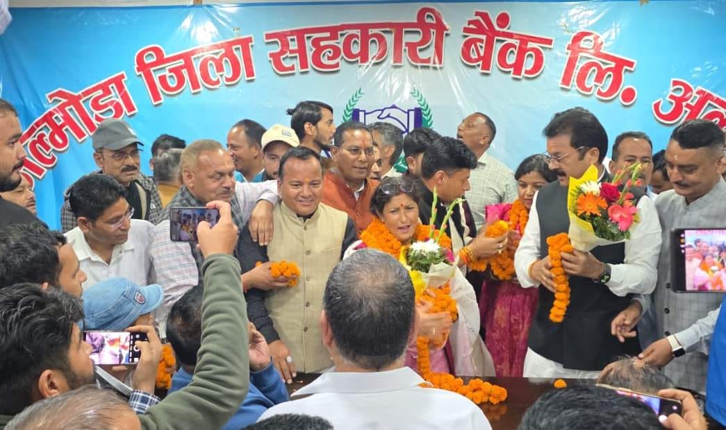 अल्मोड़ा जिला सहकारी बैंक की चुनाव पक्रिया के बाद लोगों से मिलतीं नव निर्वाचित अध्यक्ष मिली लट