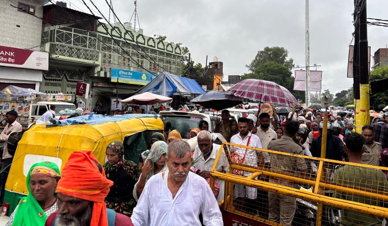 अनूपशहर  में लगे जाम में फंसे श्रद्धालु व वाहन चालक। संवाद