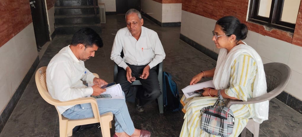 अर्बन एस्टेट टू सामुदायिक केंद्र में शिकायत सुनते बीएलओ। 