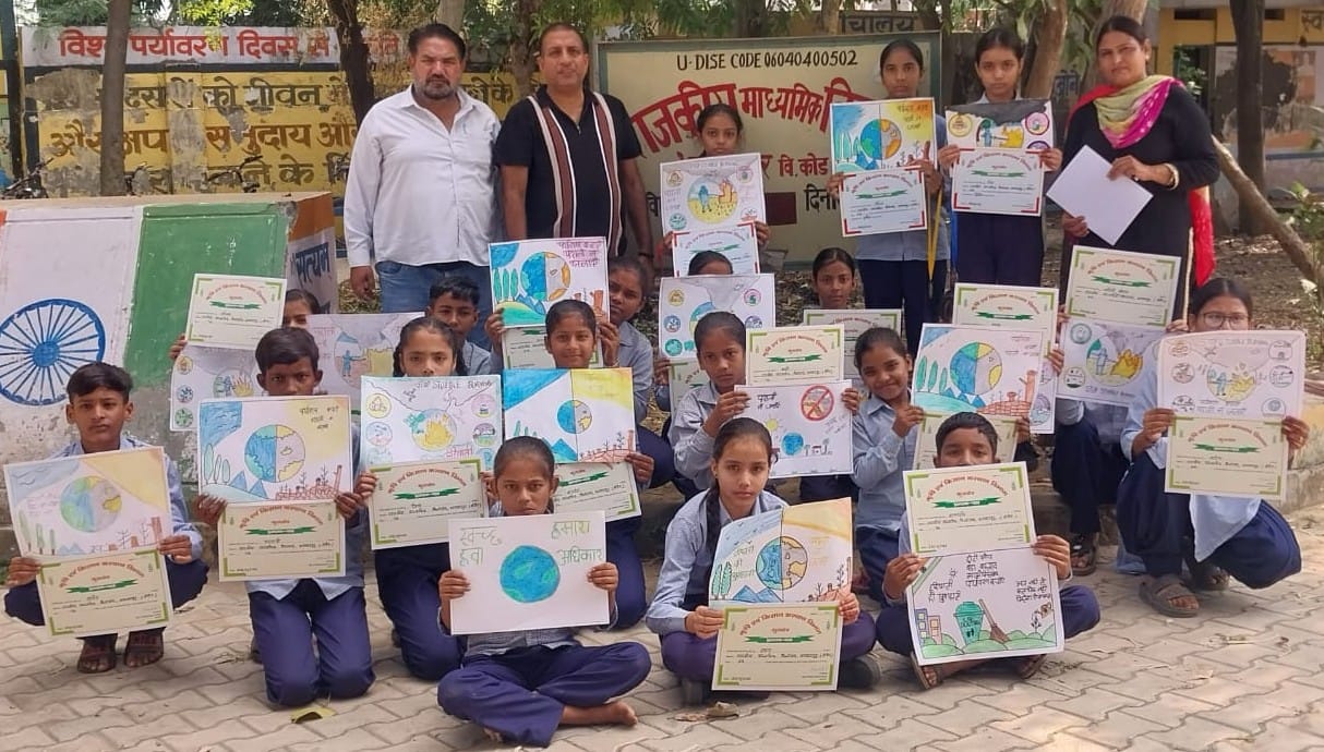 बाबैन। भगवानपुर के स्कूल में चित्रकला दिखाते प्रतिभागी विद्यार्थी, प्रोत्साहित करते शिक्षक। स्