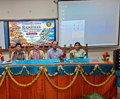 बीएचयू के वैदिक विज्ञान भवन में आयोजित कार्यक्रम में मंचासीन अतिथि। स्वयं 