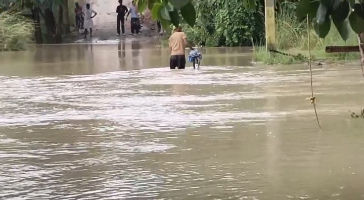 Muzaffarpur Bihar news :bagmati river in spate due to cyclonic storms and rainfall hundreds of homes have