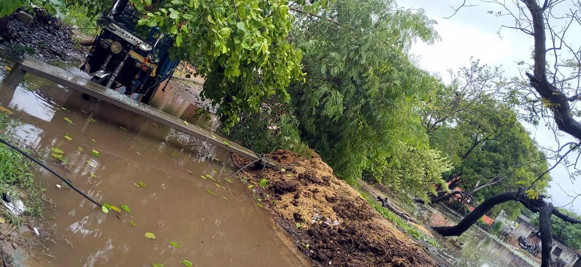 Power supply cut off in hundreds of villages due to storms and rain; night spent in darkness.