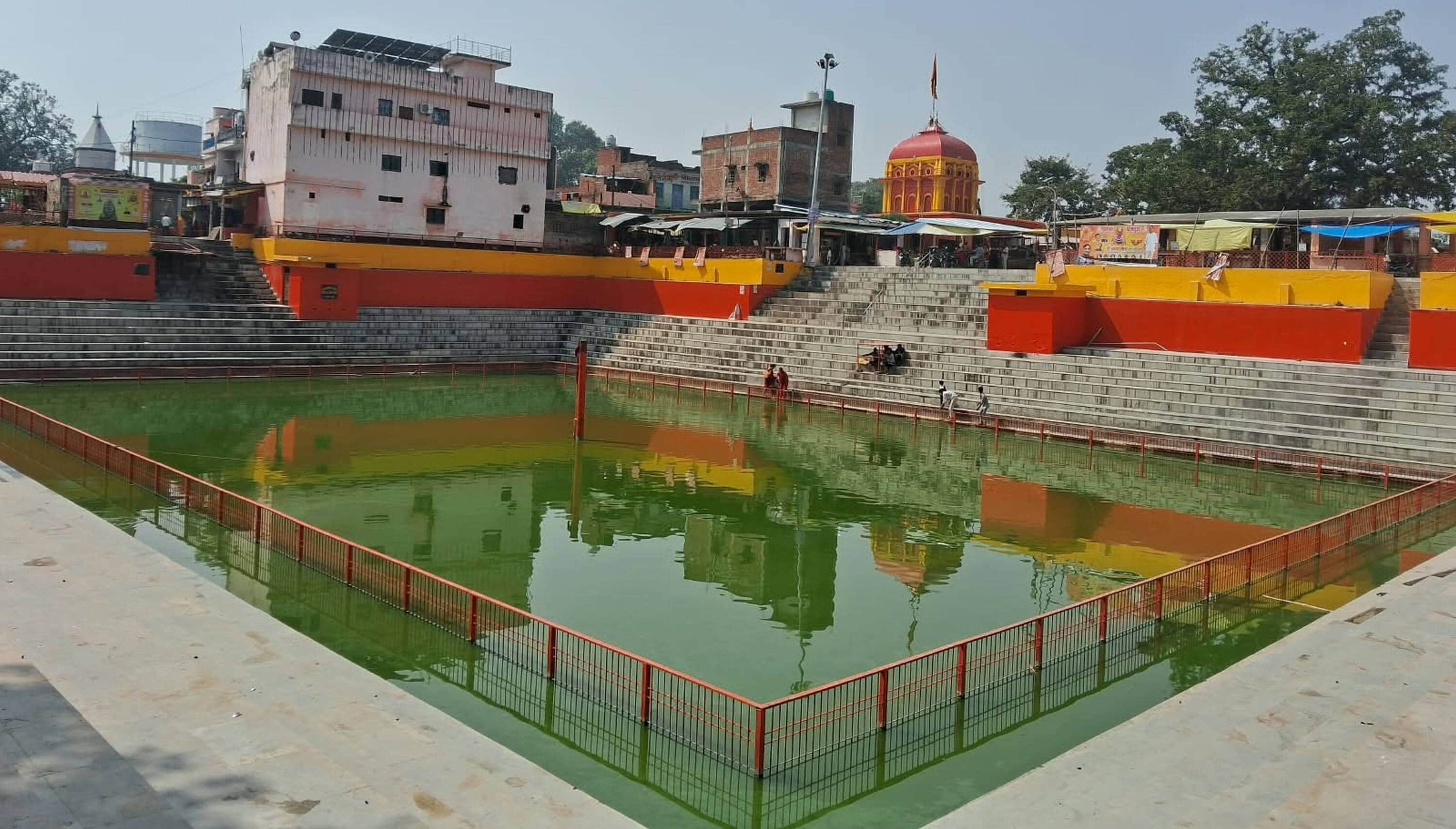 बिजेथुआ महावीरन धाम का मंदिर व मकरीकुंड। संवाद