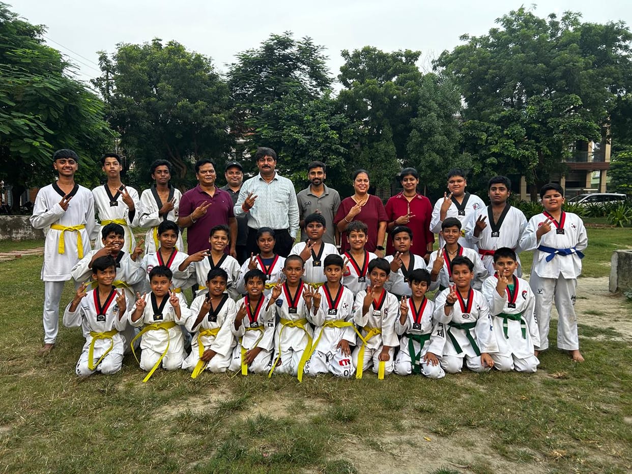 24 Taekwondo players passed the belt exam in Dayalbagh.
