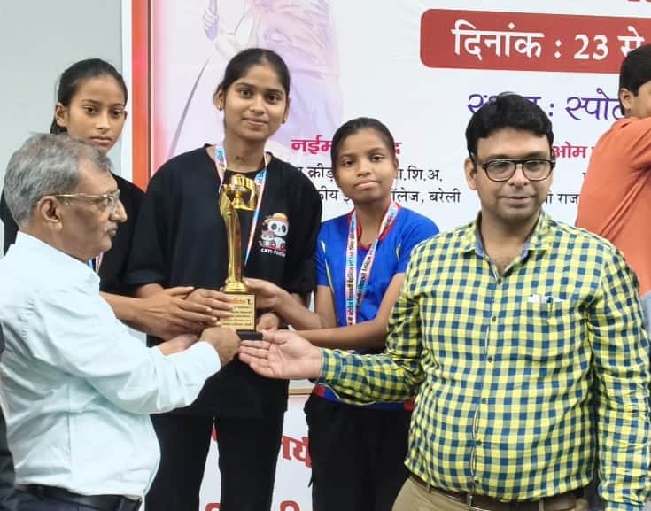 बरेली में प्रदेशीय विद्यालयी बैडमिंटन प्रतियोगिता की उपविजेता ट्राफी के साथ आजमगढ़ मंडल की खिल