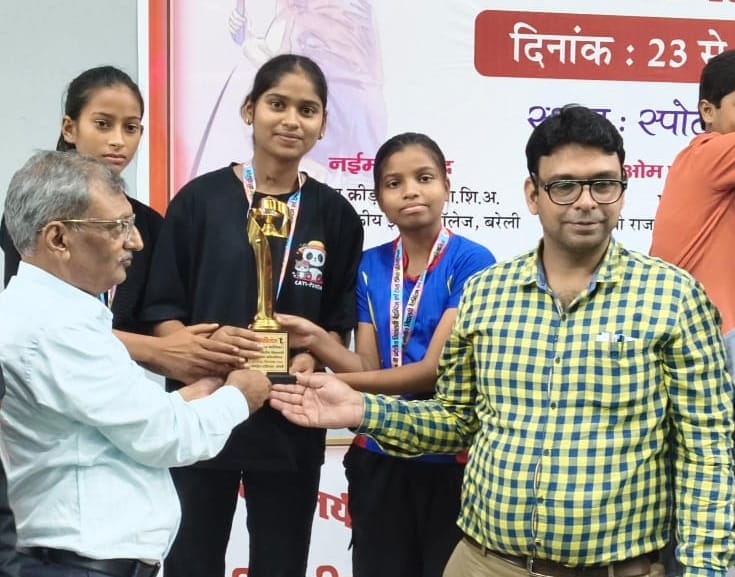बरेली में प्रदेशीय विद्यालयी बैडमिंटन प्रतियोगिता की उपविजेता ट्राफी के साथ आजमगढ़ मंडल की खिल