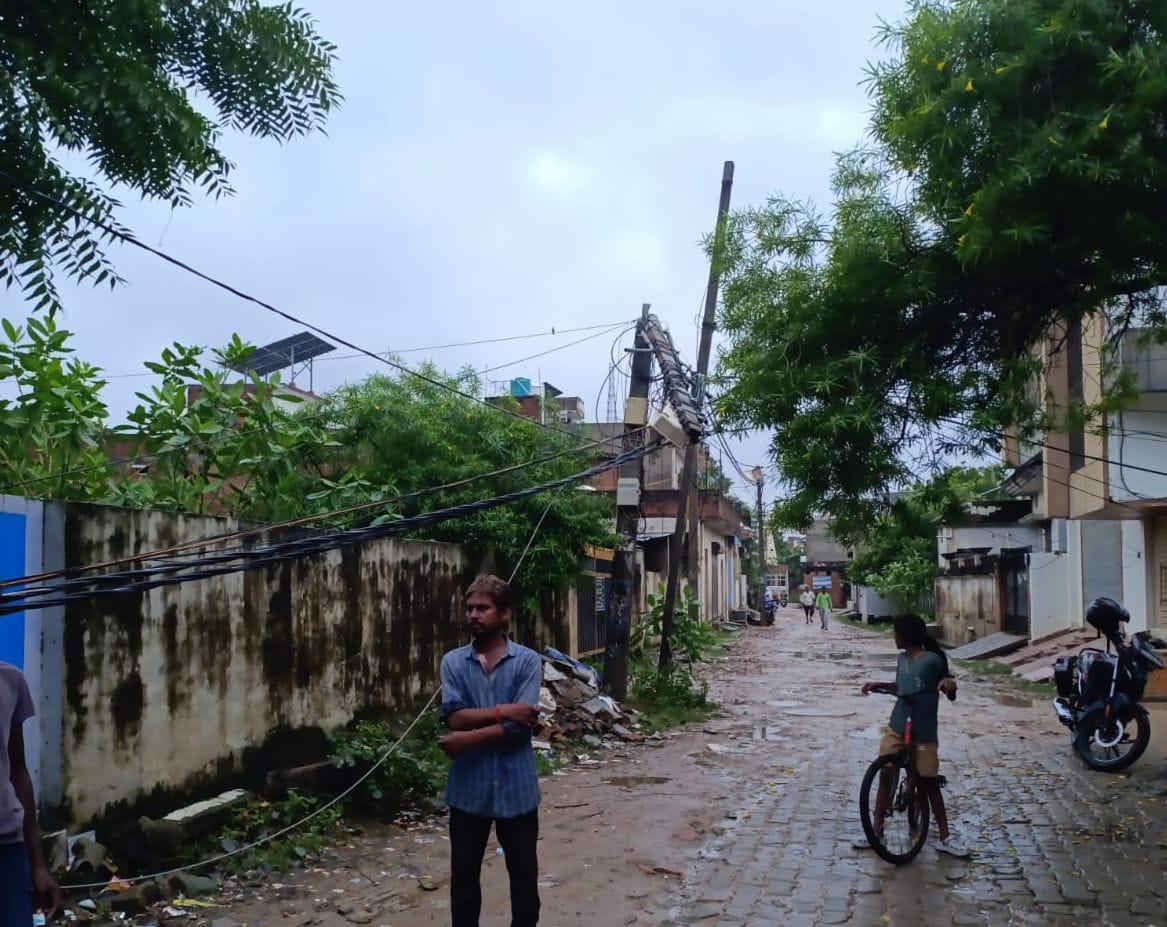 बस्तेपुर मोहल्ले में शनिवार को टूटा खंभा। 
