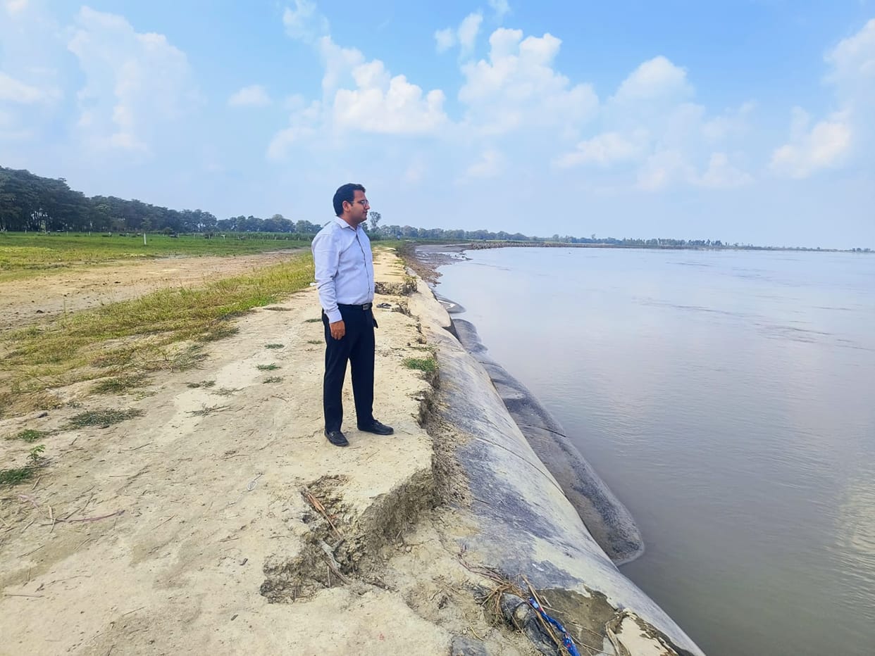 Ganga's water level rises; flood threat looms over the Khadar area again.