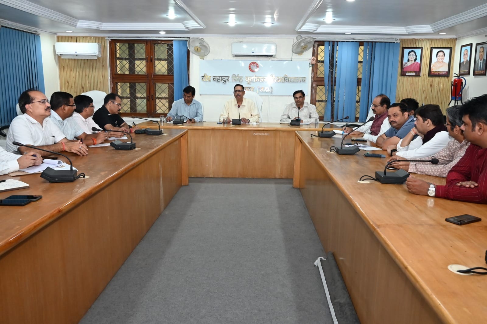 बैठक में संकायाध्यक्षों और विभागाध्यक्षों को नए पाठ्यक्रम, स्मार्ट क्लास और कौशल प्रशिक्षण को ल