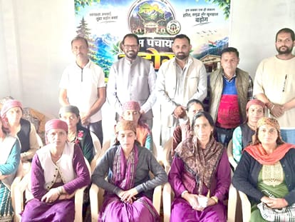 बड़ोग पंचायत में आंगनबाड़ी कार्यकर्ताओं को किया सम्मानित। स्रोत : पार्टी