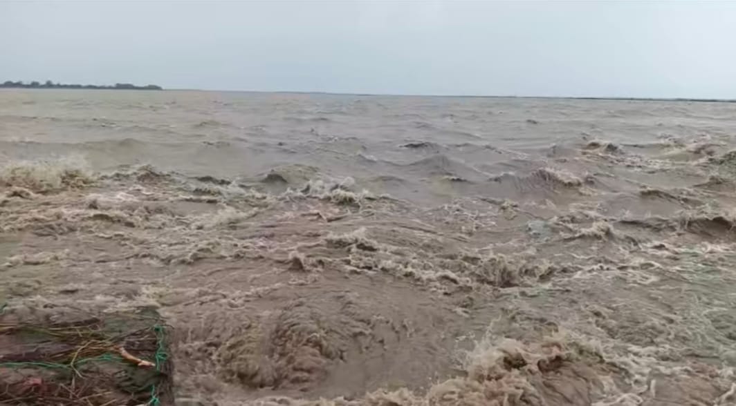Gandak in spate... crisis deepens for a population of 50,000.