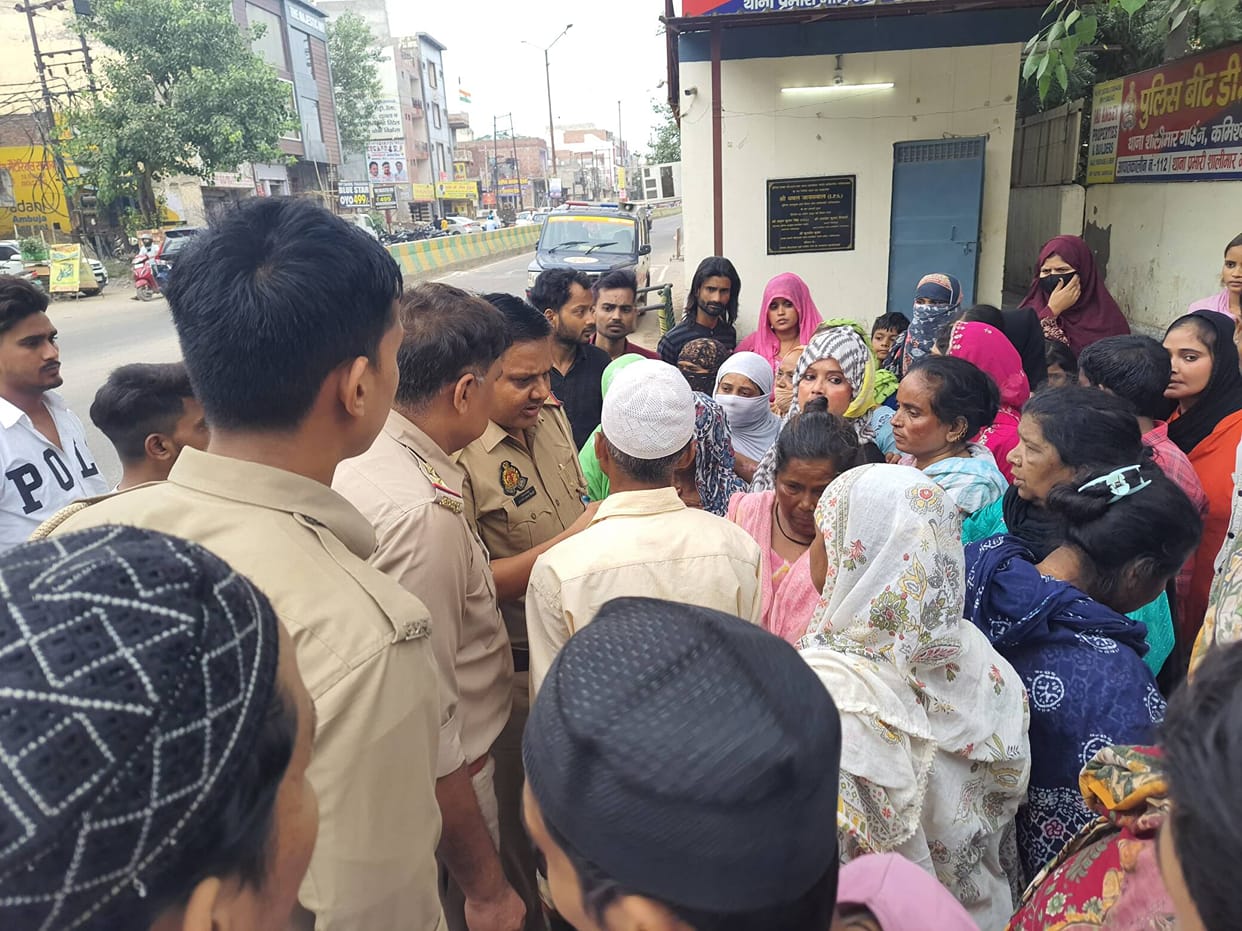 Family members create an uproar over a young man's death; they block the road by placing the body outside the DLF police outpost