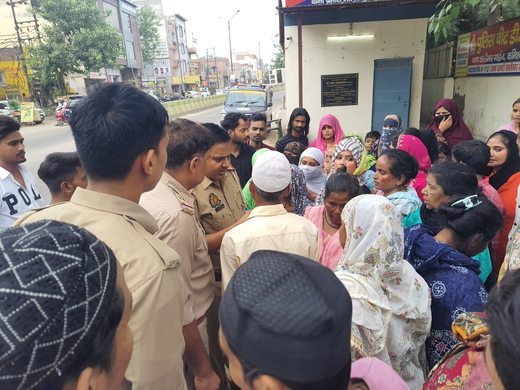 डी एल एफ पुलिस चौकी पर हंगामा कर रहे मृतक के परिजन। संवाद